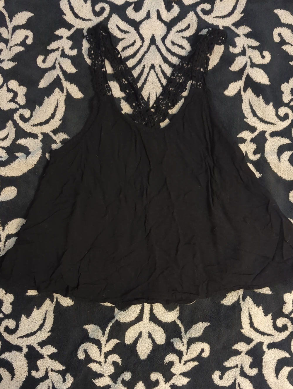 Vintage Y2K Forever 21 Black Lace Crocheted Crossed Straps Camisole Flowy Tank S